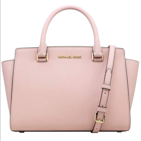Michael Kors Handbags - Michael Kors Powder Blush
14" L X 8.5"H X 5"W
5" Handle Drop
Adjustable Strap